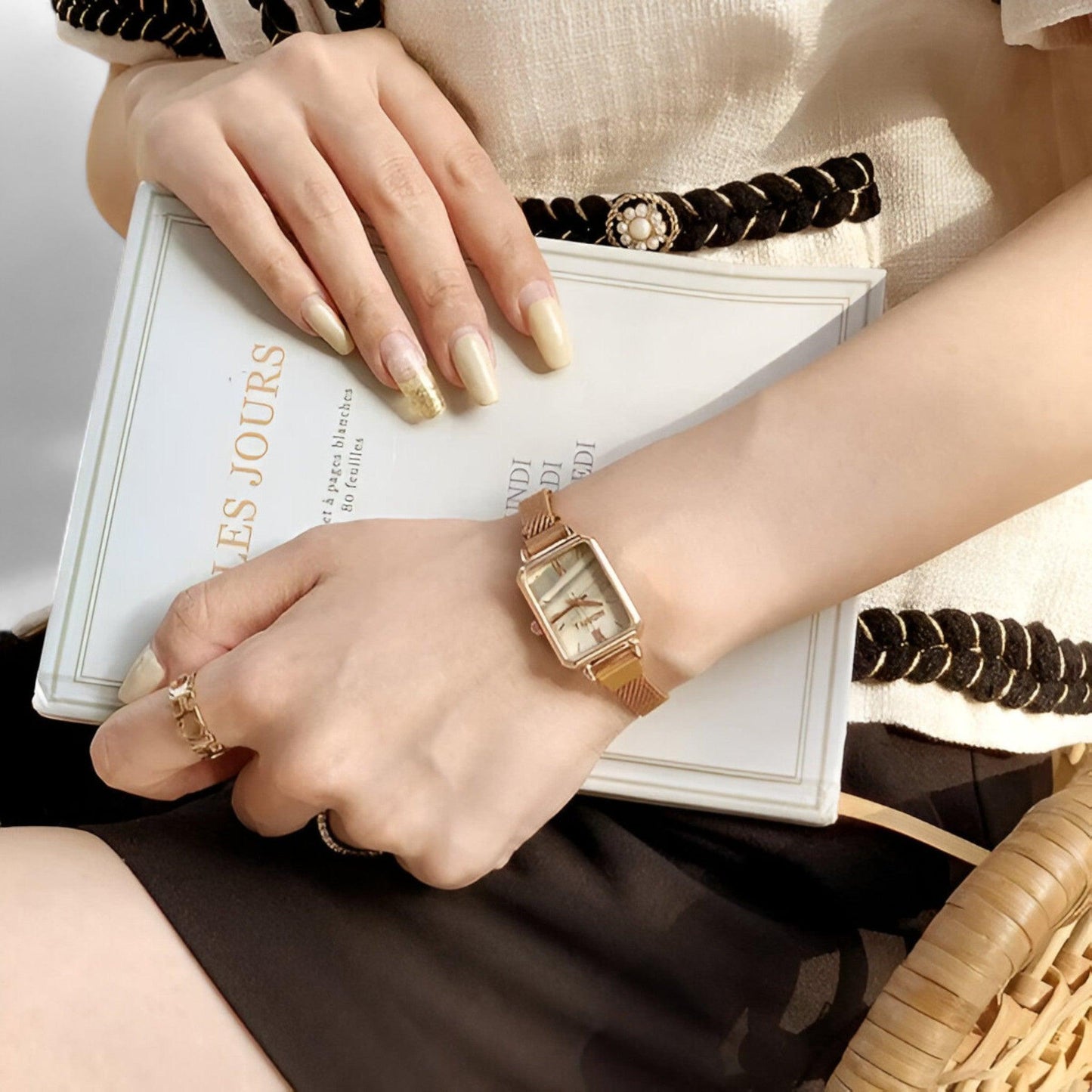 Iris - Fashionable square clock - Magnetic band for effortless style